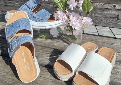 Blaue und weiße Sommerpantoffel von Hartjes aus Österreich