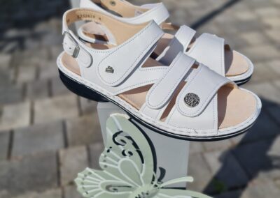 Bequeme helle Sandalen von Finn Comfort