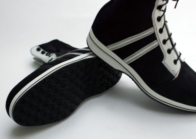 Sportlicher hoher orthopädischer Schuh in Schwarz-Weiß-Optik