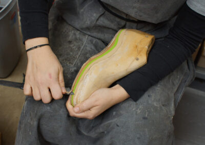 Die Brandsohle wird auf die korrekte Form zugschnitten.